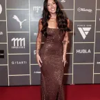 Ana Castela fica trancada do lado de fora do pr�prio pr�dio ap�s usar muita maquiagem