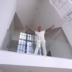 Mans�o de estrela de reality � invadida e destru�da durante viagem em fam�lia