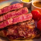 Steakhouse nos EUA serve jantar gourmet para clientes completamente nus por R$ 1.100