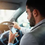 Polícia se disfarça de arbustos para pegar motoristas usando celular