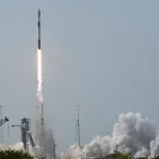 Foguete da SpaceX colide com a Lua a 8.700 km/h e abre nova cratera