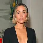 Frankie Bridge posa sem blusa em selfie no espelho ap�s terapia alternativa