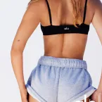 Bella Hadid arrasa em ensaio com shorts curtos e top esportivo