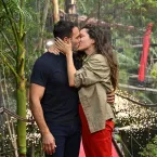 Kelly Brook curte férias na Itália e exibe curvas em biquíni vibrante
