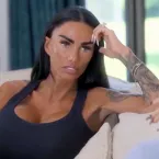 Katie Price exibe nova tatuagem no bumbum enquanto posa para c�mera