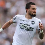 Botafogo renova com Alex Telles e garante permanência do ídolo até 2028