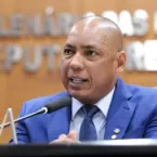 Deputado comemora an�ncio de passarela na Avenida da FEB