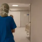 Olivia Attwood fica chocada ao ver rosto irreconhecível de amigo após cirurgia