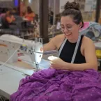 Vestidos esquecidos ganham nova vida com criatividade e t�cnica