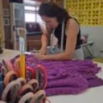 Vestidos esquecidos ganham nova vida com criatividade e t�cnica