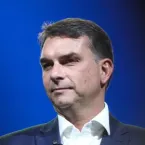 Fl�vio Bolsonaro lidera pesquisa em Mato Grosso