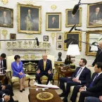 Tornozelos de Trump escondidos de propósito das câmeras