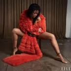 Rihanna posa nua para capa da Elle e quase mostra demais