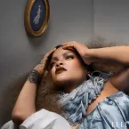Rihanna posa nua para capa da Elle e quase mostra demais