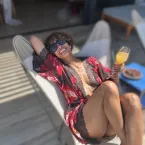 Halle Berry comemora 60 anos sem sutiã e comendo morangos