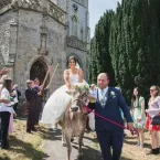 Noiva chega ao casamento montada em sua melhor amiga: uma vaca