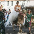 Noiva chega ao casamento montada em sua melhor amiga: uma vaca