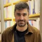 Livro de contos sobre mentiras que viram verdades coletivas