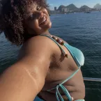 MC Carol perde 65kg e aparece de biquíni em lancha