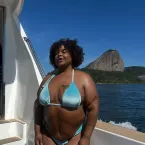 MC Carol perde 65kg e aparece de biquíni em lancha