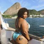 MC Carol perde 65kg e aparece de biquíni em lancha