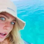Manu Howlett, filha de Eduardo Moscovis, aproveita férias em Ibiza