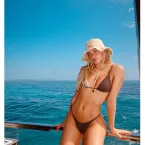 Manu Howlett, filha de Eduardo Moscovis, aproveita férias em Ibiza