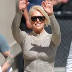 Hannah Waddingham deslumbra e exibe curvas em vestido colado