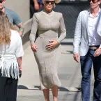 Hannah Waddingham deslumbra e exibe curvas em vestido colado