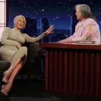 Hannah Waddingham deslumbra e exibe curvas em vestido colado