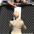 Hannah Waddingham deslumbra e exibe curvas em vestido colado