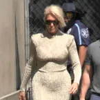 Hannah Waddingham deslumbra e exibe curvas em vestido colado