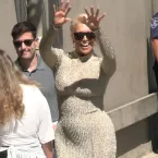 Hannah Waddingham deslumbra e exibe curvas em vestido colado