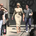 Hannah Waddingham deslumbra e exibe curvas em vestido colado