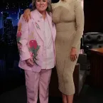 Hannah Waddingham deslumbra e exibe curvas em vestido colado