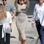 Hannah Waddingham deslumbra e exibe curvas em vestido colado