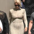 Hannah Waddingham deslumbra e exibe curvas em vestido colado