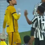 Jovem goleiro � afastado do Botafogo por indisciplina; av� confirma