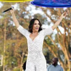 Filha de Ivete rouba a cena sambando com a mãe em show