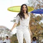 Filha de Ivete rouba a cena sambando com a mãe em show