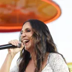 Filha de Ivete rouba a cena sambando com a mãe em show