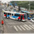 Criminosos usam �nibus como barricadas durante opera��o policial no Rio
