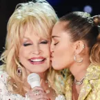 Maisie Williams recria look de Sandra Bullock usado na premiére de 1999