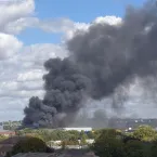 Incêndio próximo ao Wembley Stadium: grande chamas e 125 bombeiros no local