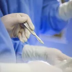 Homem usa cola super forte na uretra para parar vazamento de urina e vira caso de cirurgia rara