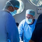 Homem usa cola super forte na uretra para parar vazamento de urina e vira caso de cirurgia rara