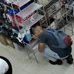 Homem conhecido por cheirar bundas é preso de novo após tentar farejar clientes em lojas