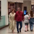 Drica Moraes aparece de mãos dadas com novo namorado em shopping no Rio