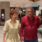 Drica Moraes aparece de mãos dadas com novo namorado em shopping no Rio