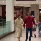 Drica Moraes aparece de mãos dadas com novo namorado em shopping no Rio